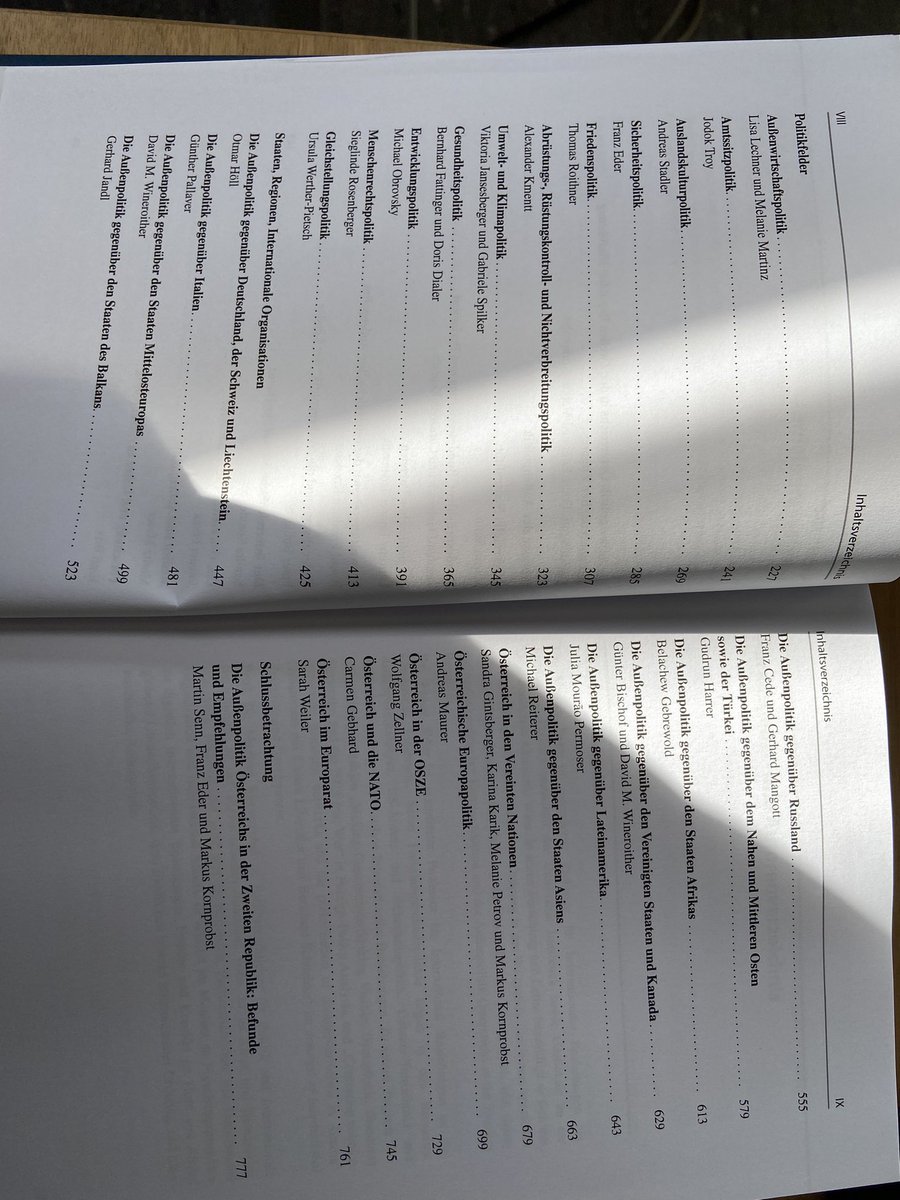 PeterBussjaeger's tweet photo. Jetzt ist das Handbuch der österreichischen Außenpolitik auch in der Print-Ausgabe angekommen! Vielen Dank @SennMartin @franzeder https://t.co/g88irNnWAj