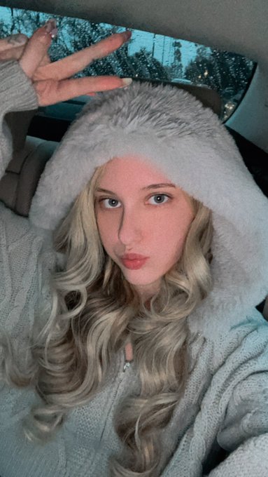 It&rsquo;s Fuzzy coats and broken hearts season ❤️ https://t.co/X0FGrBto15