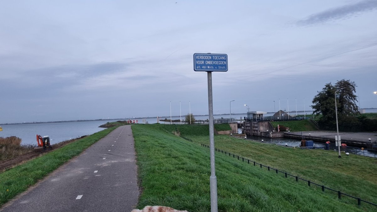 Hallo #gemeenteGoereeOverflakkee
Wat moeten we nu met dit bord op een openbaar fietspad en fietsknooppuntroute??? #geldverspilling