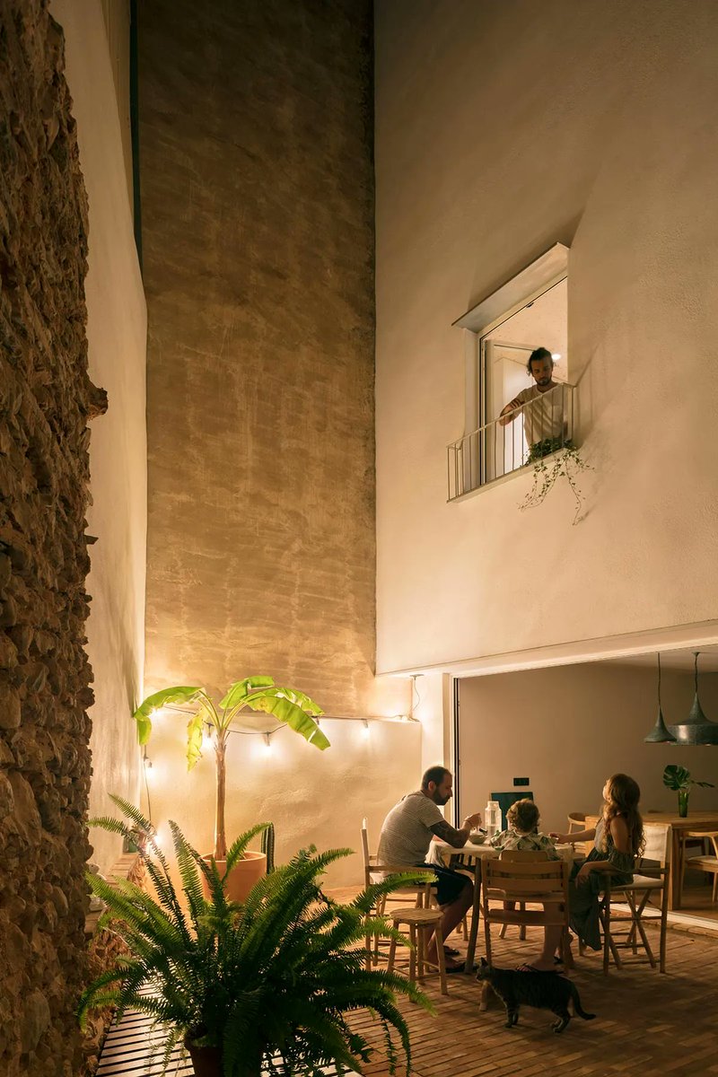 Casa entre medianeras en el Raval de la Trinitat de Castellón | el fabricante de espheras #arquitectura #rehabilitación <a href="/el_fabricante/">el fabricante</a> f. <a href="/milena_fotoarq/">Milena Villalba</a> buff.ly/3DKb7Gg