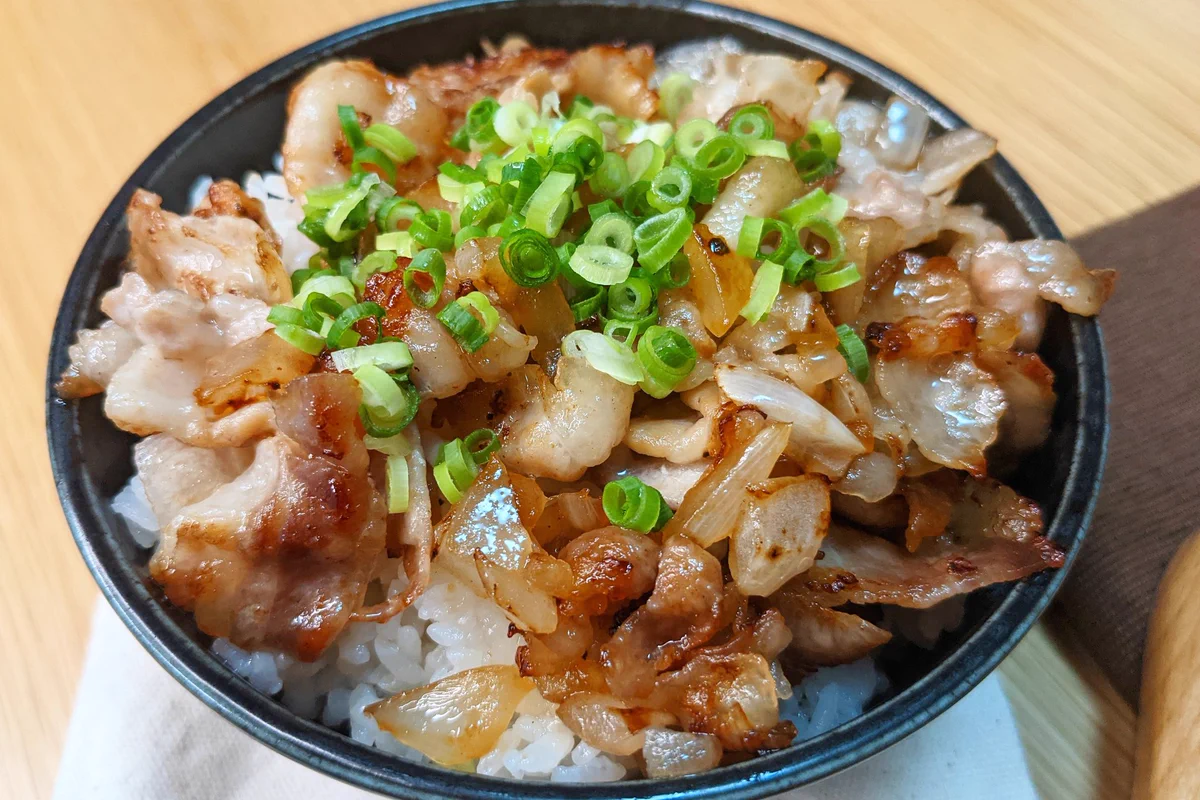 家にある材料で作れる！「豚バラと玉ねぎのネギ塩丼」。