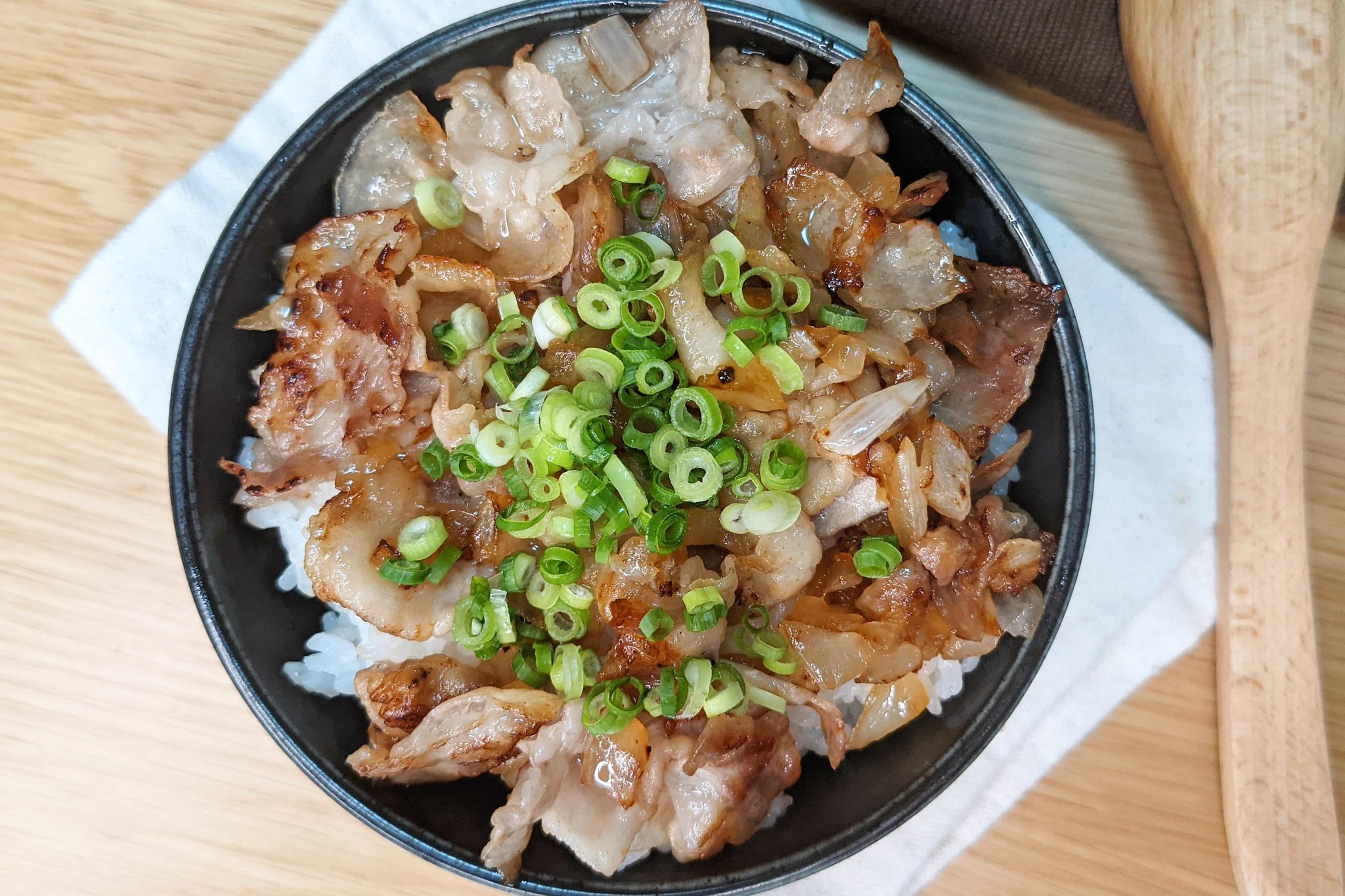 家にある材料で作れる！「豚バラと玉ねぎのネギ塩丼」。
