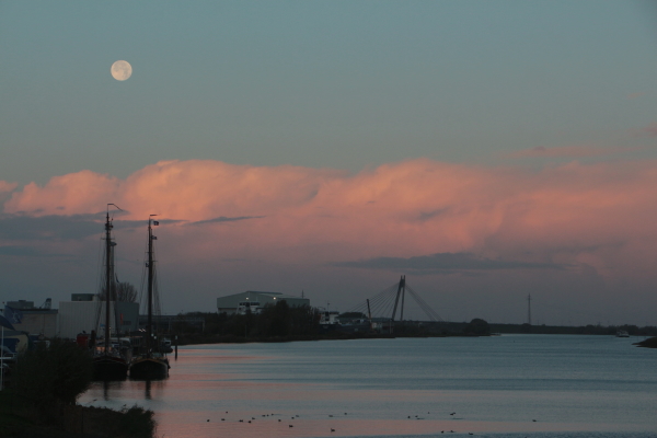 Cultuurzien's tweet photo. Meekijken met de zon, om de maan te zien. De IJssel voor Kampen op 9 nov., ca. 08.00 uur.
#kampen #ijssel #overijssel #greente  #zonsopkomst https://t.co/AqlkBXlQXL