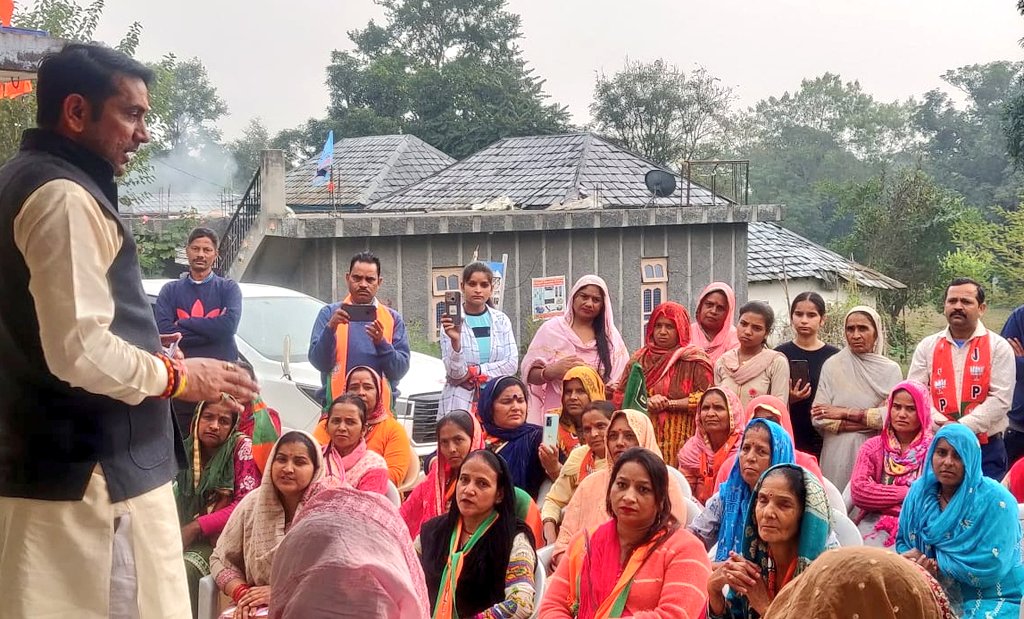 isomendratomar's tweet photo. हिमाचल प्रदेश, देहरा विधानसभा के ग्राम पंचायत ठठलेहड़ में नुक्कड़ सभा को संबोधित किया एवं भाजपा प्रत्याशी श्री रमेश ध्वाला जी के पक्ष में ज्यादा से ज्यादा मतदान करने की अपील की। https://t.co/tkyfvHahjN