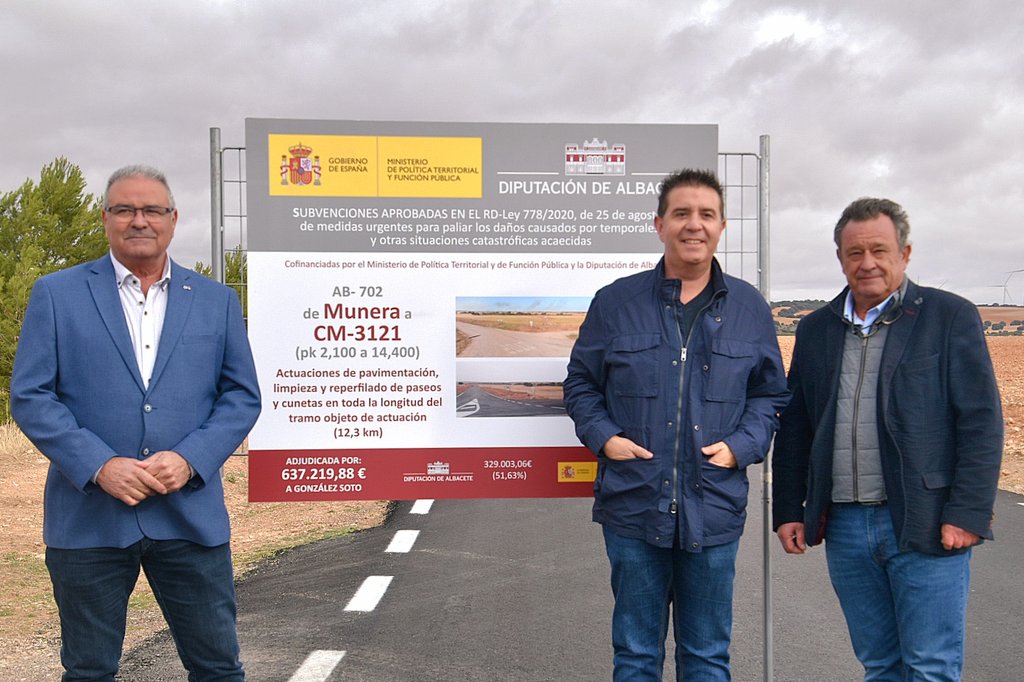dipualba's tweet photo. 🏛🤝🏼🇪🇦 #Dipualba y Gobierno de #España invierten más de 635.000€ en responder a una reivindicación histórica mejorando la #AB702 🛣.
Con los alcaldes de #Munera y #Minaya, @santicenizate ha comprobado el resultado del #arreglo de esta "vía clave".
🌐 https://t.co/g1w7E1Z0s9 https://t.co/dXiGzx3Ita