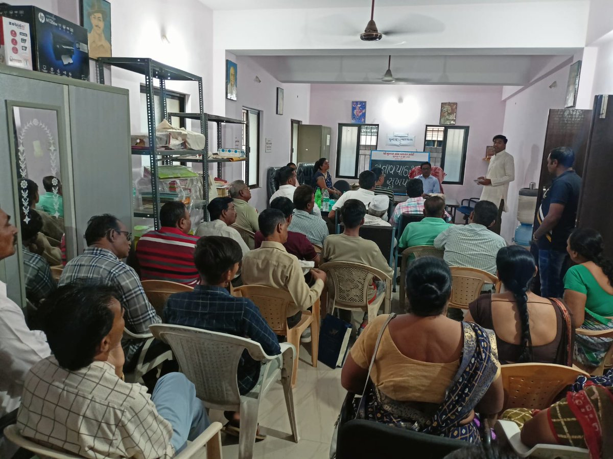 આજ રોજ મદનપુર/સુખપર પંચાયત ખાતે યોજાયેલ ચુનાવ પાઠશાળા માં માનનીય કલેટરસાહેબ દ્રારા ચૂંટણી ની પારદર્શિતા ની સમજ તથા મતદાન ની અપીલ કરવામાં આવી.
<a href="/Avasar/">AVASAR</a> @CollectorKutch <a href="/BhujPrant/">SDM, Bhuj & ERO 003-Bhuj Assembly</a>