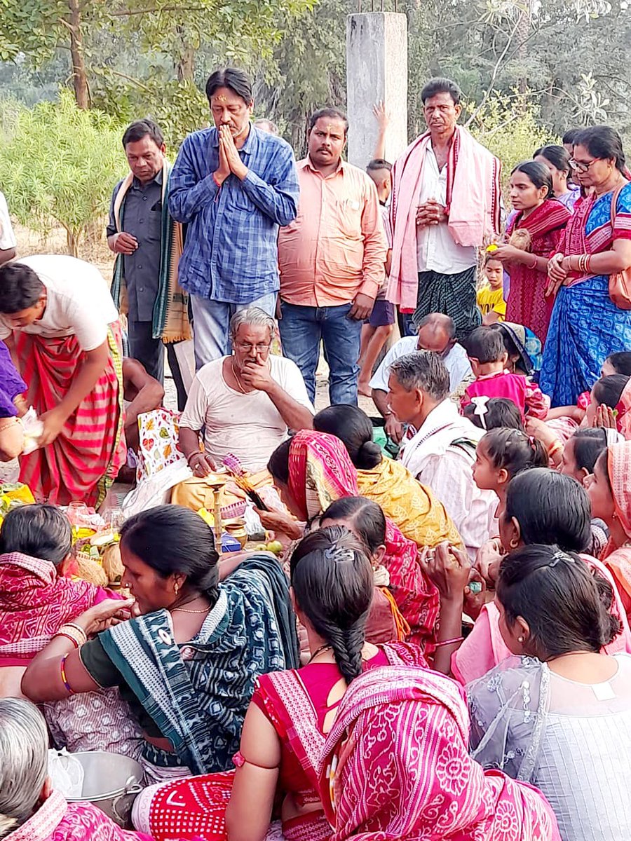 BJP_BHATLI's tweet photo. ଭଟଲି ନିର୍ବାଚନ ମଣ୍ଡଳୀ ଅନ୍ତର୍ଗତ ସୋହେଲା ବ୍ଳକ ଲେବିଡି ଗ୍ରାମର ବାଲିଯାତ୍ରାରେ ସୁସଂଗଠକ ତଥା ବରିଷ୍ଠ ବିଜେପି ନେତା #ସୁଶାନ୍ତ_ମିଶ୍ର ସାମିଲ ହୋଇ ବାଲୁଙ୍କେଶ୍ଵର ବାବାଙ୍କୁ ଦର୍ଶନ କରିବାର ସୌଭାଗ୍ଯ ପ୍ରାପ୍ତ କରି ଗ୍ରାମବାସୀ ତଥା ଅଞ୍ଚଳବାସୀଙ୍କ ସୁଖ,ଶାନ୍ତି ଓ ସମୃଦ୍ଧି ପାଇଁ ପ୍ରାର୍ଥନା କରିଛନ୍ତି । https://t.co/8MngeC7NPS