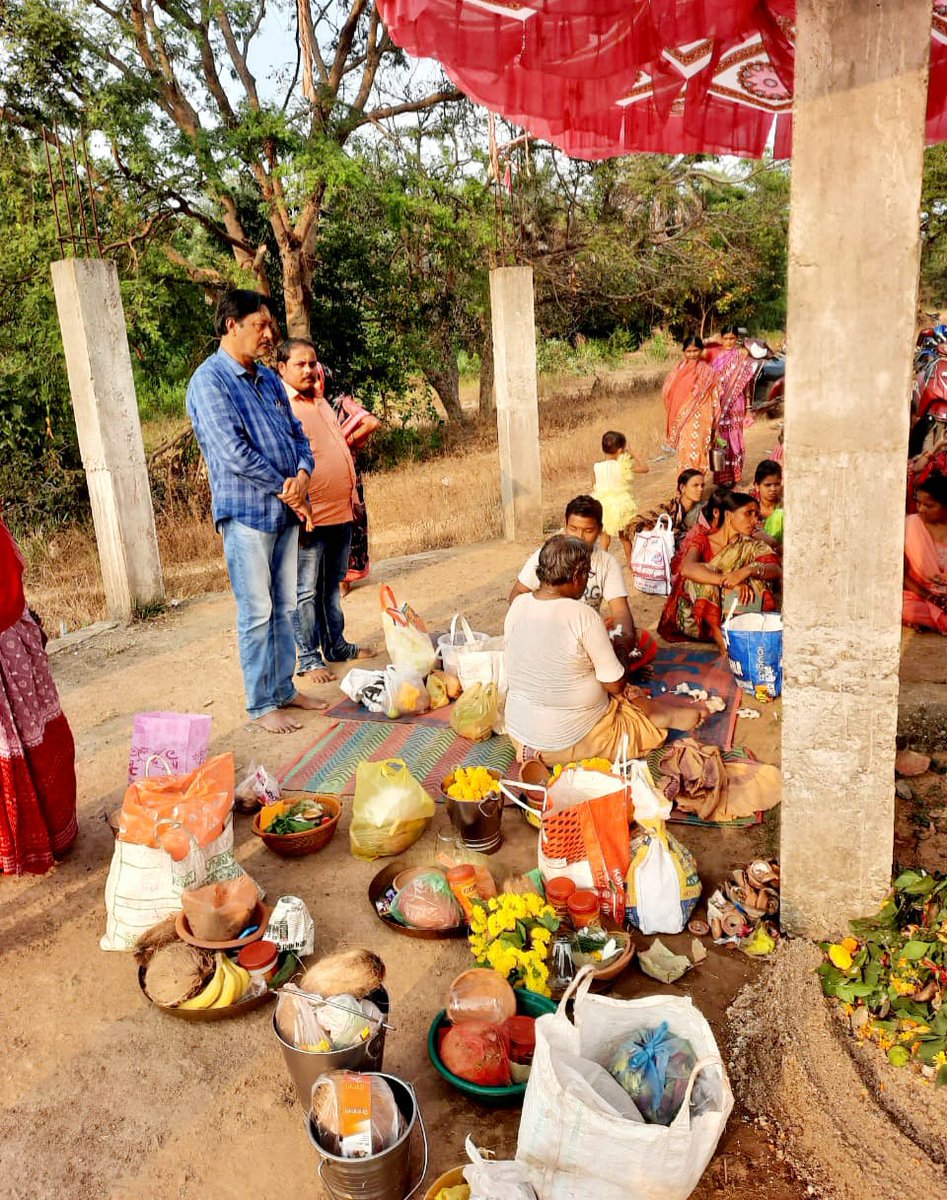 BJP_BHATLI's tweet photo. ଭଟଲି ନିର୍ବାଚନ ମଣ୍ଡଳୀ ଅନ୍ତର୍ଗତ ସୋହେଲା ବ୍ଳକ ଲେବିଡି ଗ୍ରାମର ବାଲିଯାତ୍ରାରେ ସୁସଂଗଠକ ତଥା ବରିଷ୍ଠ ବିଜେପି ନେତା #ସୁଶାନ୍ତ_ମିଶ୍ର ସାମିଲ ହୋଇ ବାଲୁଙ୍କେଶ୍ଵର ବାବାଙ୍କୁ ଦର୍ଶନ କରିବାର ସୌଭାଗ୍ଯ ପ୍ରାପ୍ତ କରି ଗ୍ରାମବାସୀ ତଥା ଅଞ୍ଚଳବାସୀଙ୍କ ସୁଖ,ଶାନ୍ତି ଓ ସମୃଦ୍ଧି ପାଇଁ ପ୍ରାର୍ଥନା କରିଛନ୍ତି । https://t.co/8MngeC7NPS