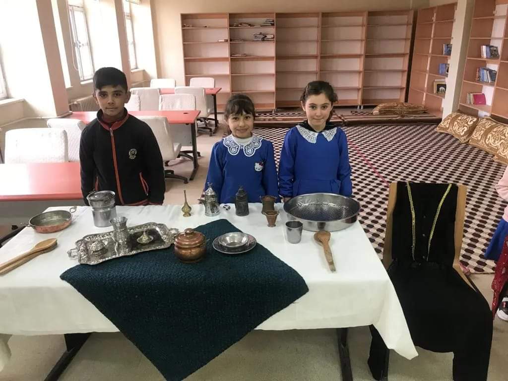 AkifHilvan's tweet photo. Okulumuz 4/E sınıfı öğrencileri yöresel kültürümüzü yansıtan kıyafetler ve eskiden kullanılan mutfak eşyalarını evlerinden getirerek"Milli Kültür Ögelerimiz"sergisini açtılar.Tüm öğrencilerimiz sergiyi ziyaret ettiler. Öğrencilerimize ve öğretmenimize teşekkür ederiz.@Hilvan_MEM https://t.co/C0zy7S7DN0