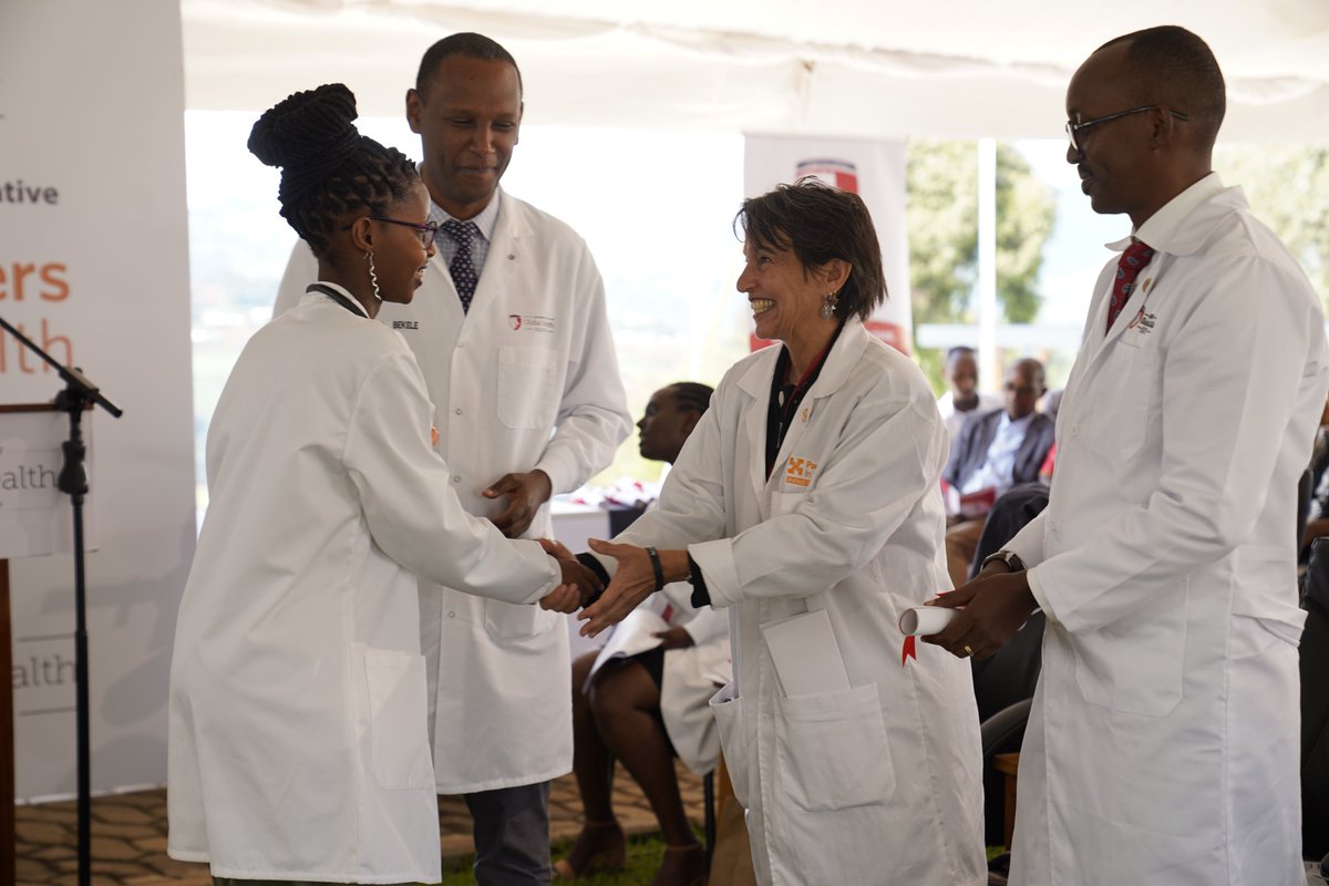 ughe_org's tweet photo. "We want you to take the side of vulnerable patients. That is what equity is about as we commemorate this incredible, wonderful occasion."
Dr. Joia Mukherjee @JoiaMukherjee @PIH Chief Medical Officer delivering a keynote speech. #UGHEMed #WhiteCoat https://t.co/iBy9LCq3kn