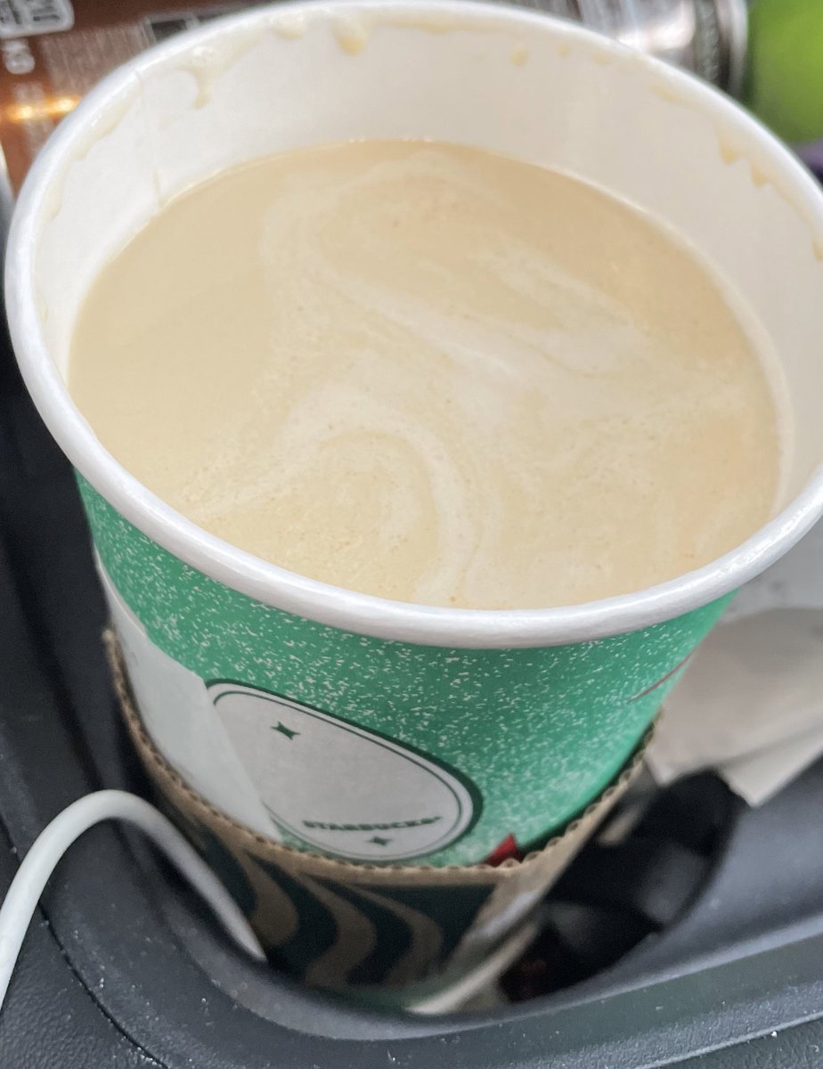 Panheadlauren13's tweet photo. WHY @Starbucks … $7 for a venti and yo don’t fill it and no I did not drink out of ittttttt😒 https://t.co/nGZUQ6Z2b3