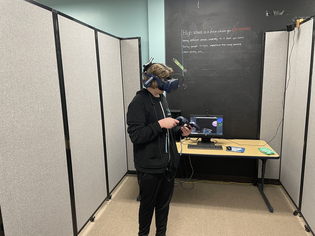 STEMHS_IdeaLab's tweet image. Thank you Coach Bennett for bring art and technology together. Today @NIHFHS learners experimented with tilt brush in STEAM. Very cool.
