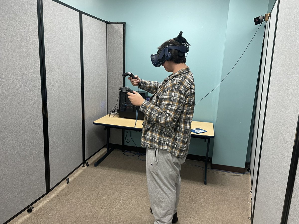 STEMHS_IdeaLab's tweet image. Thank you Coach Bennett for bring art and technology together. Today @NIHFHS learners experimented with tilt brush in STEAM. Very cool.