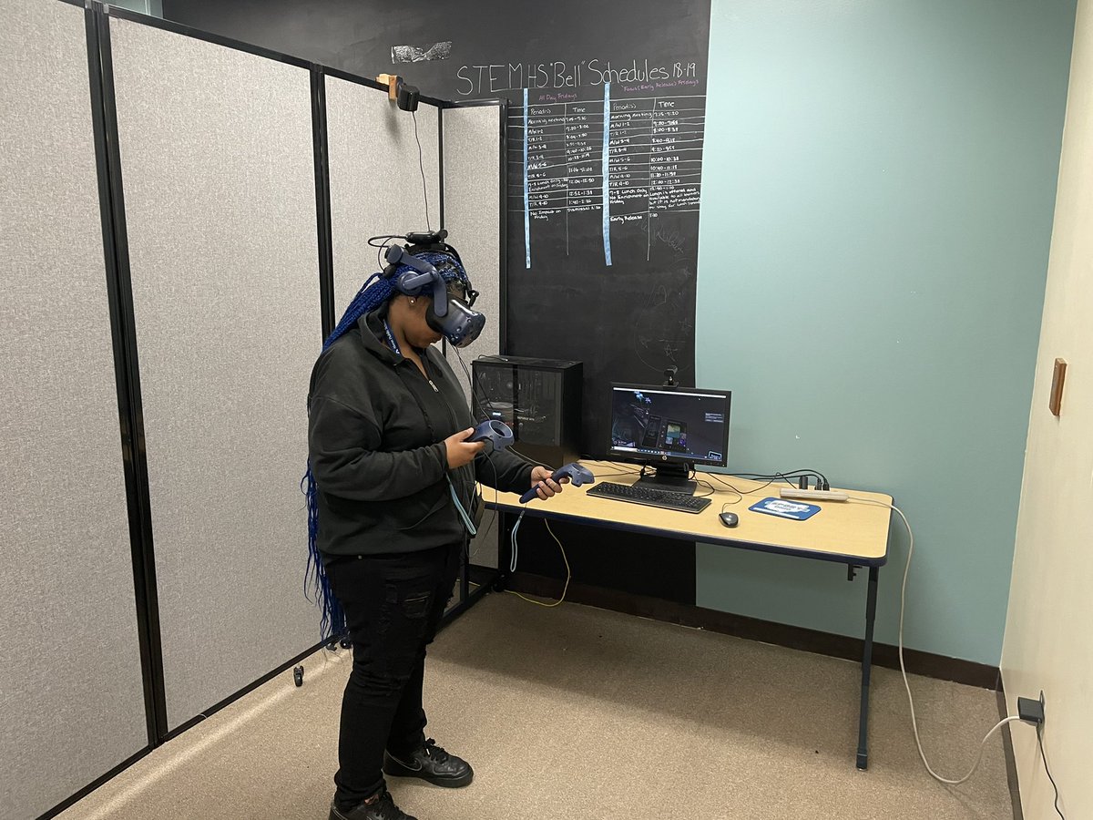 STEMHS_IdeaLab's tweet image. Thank you Coach Bennett for bring art and technology together. Today @NIHFHS learners experimented with tilt brush in STEAM. Very cool.