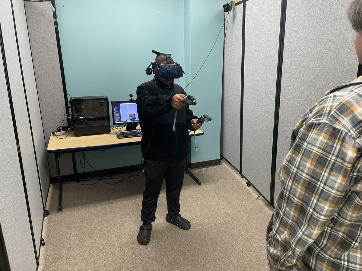 STEMHS_IdeaLab's tweet image. Thank you Coach Bennett for bring art and technology together. Today @NIHFHS learners experimented with tilt brush in STEAM. Very cool.