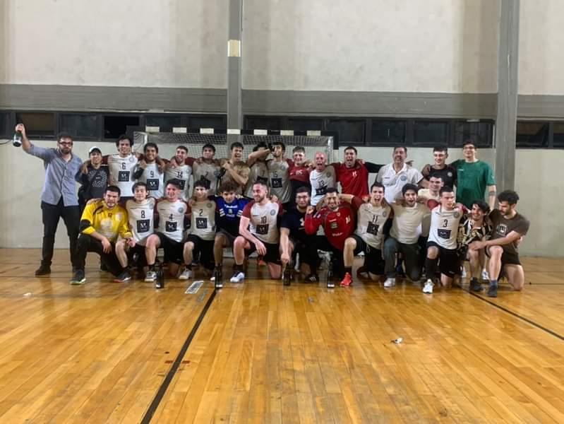 ¡#HandballUBA de Liga Plata!

Al igual que el conjunto femenino en 2021, el equipo mayor del handball masculino de UBA Deportes ascendió y regresó a la segunda categoría del handball metropolitano tras vencer a Boca Juniors a falta de 2 fechas para el final del torneo.