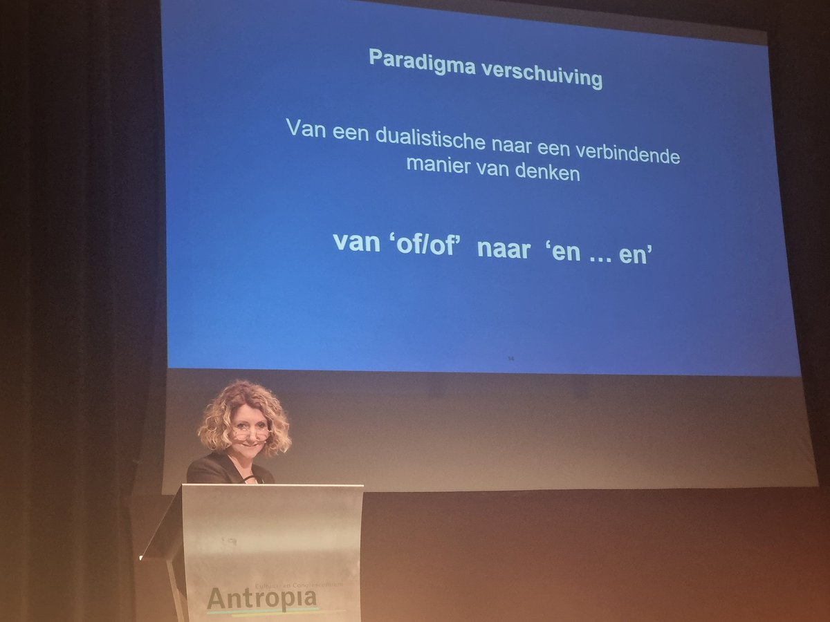 sarihan_a's tweet photo. Een inspirerende betoog van hoogleraar @ManuelaKalsky over levensbeschouwingen en de paragdimaverschuiving van een  dualistische naar een verbindende manier van denken,
'Eenheid is de liefde van de autocraat en veelkleurigheid is de liefde van de democratie'. https://t.co/R3p6nSKQMv
