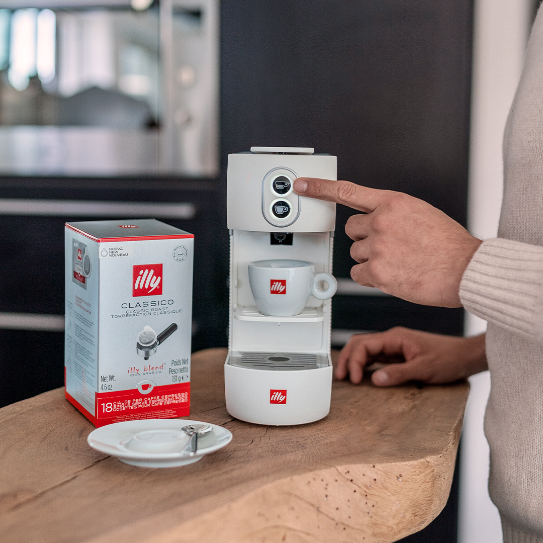 La combinación perfecta ente sabor y sostenibilidad. La máquina  illy Easy E.S.E. convierte el pequeño ritual diario del café en un gesto de amor hacia el medio ambiente.

#LIVEHAPPilly #NuestroRegaloNuestroCafé