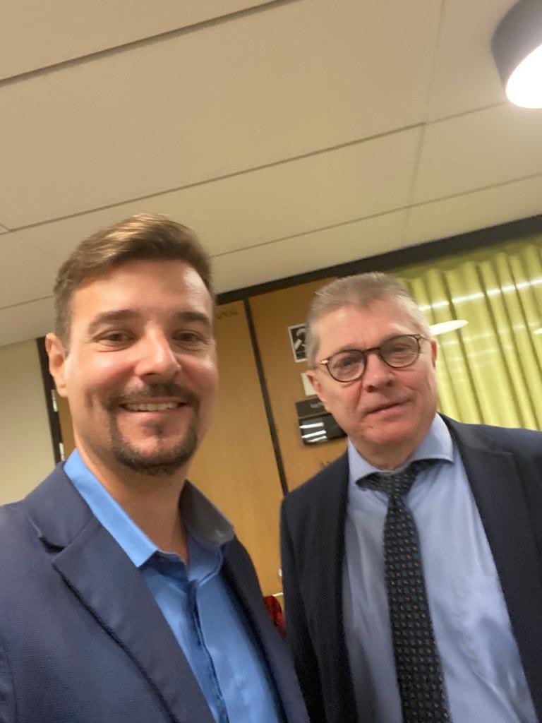 TTHalonen's tweet photo. KT-yhteyshenkilöiden tapaaminen Kuntatalolla. @MarkkuJalonen alusti tilaisuuden. Otettiin yhteiskuvakin ja toivotettiin positiiviset tsempit tulevaan. #kt #ouka #hr https://t.co/d2Ia8MfDQd