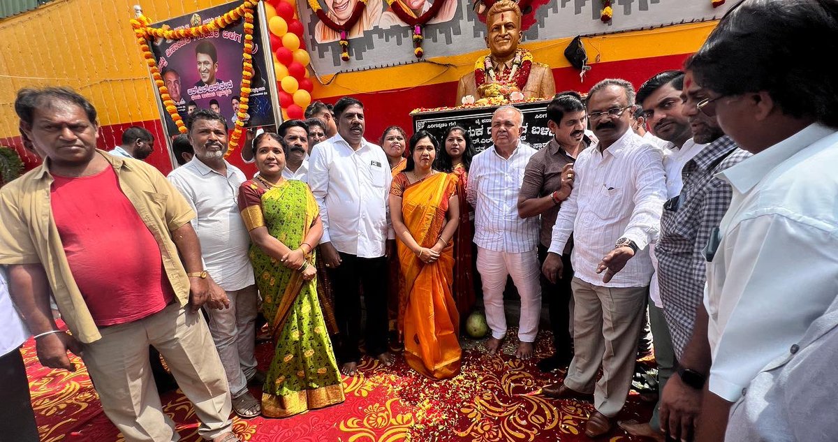 kavitasrinath's tweet photo. ಅಪ್ಪು ವಿನಾಯಕ ಗೆಳೆಯರ ಬಳಗ ಮತ್ತು ಆರ್ ಎಲ್ ಆರ್ ತಂಡದ ವತಿಯಿಂದ ಮೊದನೆೇ ವರ್ಷದ ಕನ್ನಡ ರಾಜ್ಯೋತ್ಸವದ  ಪ್ರಯುಕ್ತ ಸನ್ಮಾನ್ಯ ಶ್ರೀ @RLR_BTM  ರವರು ಧ್ವಜಾರೋಹಣ ಮಾಡಿ 
ಕರ್ನಾಟಕ ರತ್ನ ಪವರ್ ಸ್ಟಾರ್ ಪುನೀತ್ ರಾಜ್ ಕುಮಾರ್ ಪುತ್ತಳಿ ಅನಾವರಣ ಮಾಡಿದರು . 

#kannadarajyotsava  
#Puneethrajkumar
#teamRLR https://t.co/WoOlskLbek