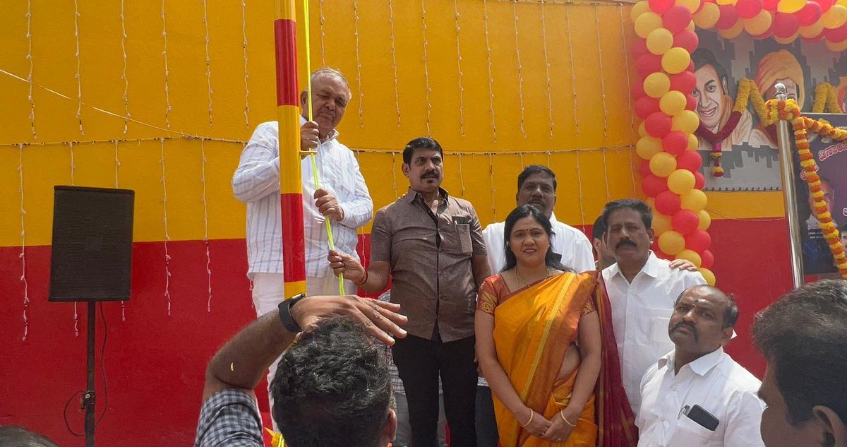 kavitasrinath's tweet photo. ಅಪ್ಪು ವಿನಾಯಕ ಗೆಳೆಯರ ಬಳಗ ಮತ್ತು ಆರ್ ಎಲ್ ಆರ್ ತಂಡದ ವತಿಯಿಂದ ಮೊದನೆೇ ವರ್ಷದ ಕನ್ನಡ ರಾಜ್ಯೋತ್ಸವದ  ಪ್ರಯುಕ್ತ ಸನ್ಮಾನ್ಯ ಶ್ರೀ @RLR_BTM  ರವರು ಧ್ವಜಾರೋಹಣ ಮಾಡಿ 
ಕರ್ನಾಟಕ ರತ್ನ ಪವರ್ ಸ್ಟಾರ್ ಪುನೀತ್ ರಾಜ್ ಕುಮಾರ್ ಪುತ್ತಳಿ ಅನಾವರಣ ಮಾಡಿದರು . 

#kannadarajyotsava  
#Puneethrajkumar
#teamRLR https://t.co/WoOlskLbek