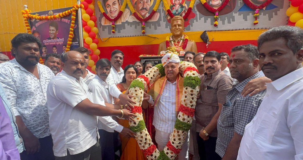 kavitasrinath's tweet photo. ಅಪ್ಪು ವಿನಾಯಕ ಗೆಳೆಯರ ಬಳಗ ಮತ್ತು ಆರ್ ಎಲ್ ಆರ್ ತಂಡದ ವತಿಯಿಂದ ಮೊದನೆೇ ವರ್ಷದ ಕನ್ನಡ ರಾಜ್ಯೋತ್ಸವದ  ಪ್ರಯುಕ್ತ ಸನ್ಮಾನ್ಯ ಶ್ರೀ @RLR_BTM  ರವರು ಧ್ವಜಾರೋಹಣ ಮಾಡಿ 
ಕರ್ನಾಟಕ ರತ್ನ ಪವರ್ ಸ್ಟಾರ್ ಪುನೀತ್ ರಾಜ್ ಕುಮಾರ್ ಪುತ್ತಳಿ ಅನಾವರಣ ಮಾಡಿದರು . 

#kannadarajyotsava  
#Puneethrajkumar
#teamRLR https://t.co/WoOlskLbek
