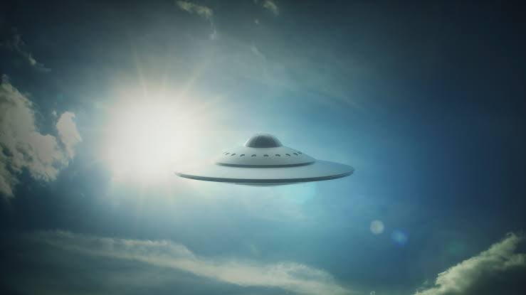 updatecultura's tweet photo. Chocando a NASA mostrando que os brasileiros não conseguem guardar segredos, pilotos filmaram um possível OVNI no Rio Grande do Sul. https://t.co/1KpHaxqMHi