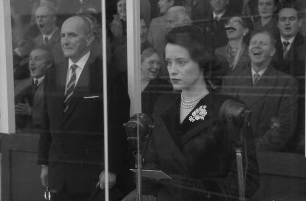 chronic_spoiler's tweet photo. i love olivia and im sure i will love imelda but claire foy will always be the crown. https://t.co/sVGQBPKVZT