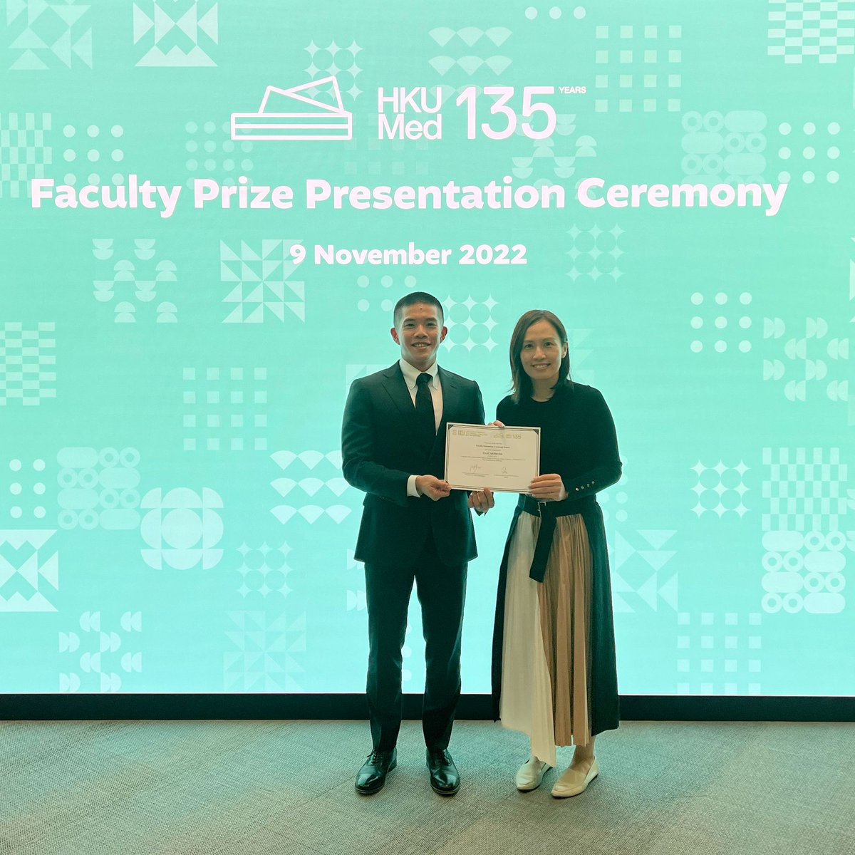 EdmondChoiHKU's tweet photo. Congratulation @krislok_hku @hku_son  and to the whole of your team. What an outstanding achievement in knowledge exchange. Very well deserved !! Proud of you 💪 https://t.co/OQMB9p1h78