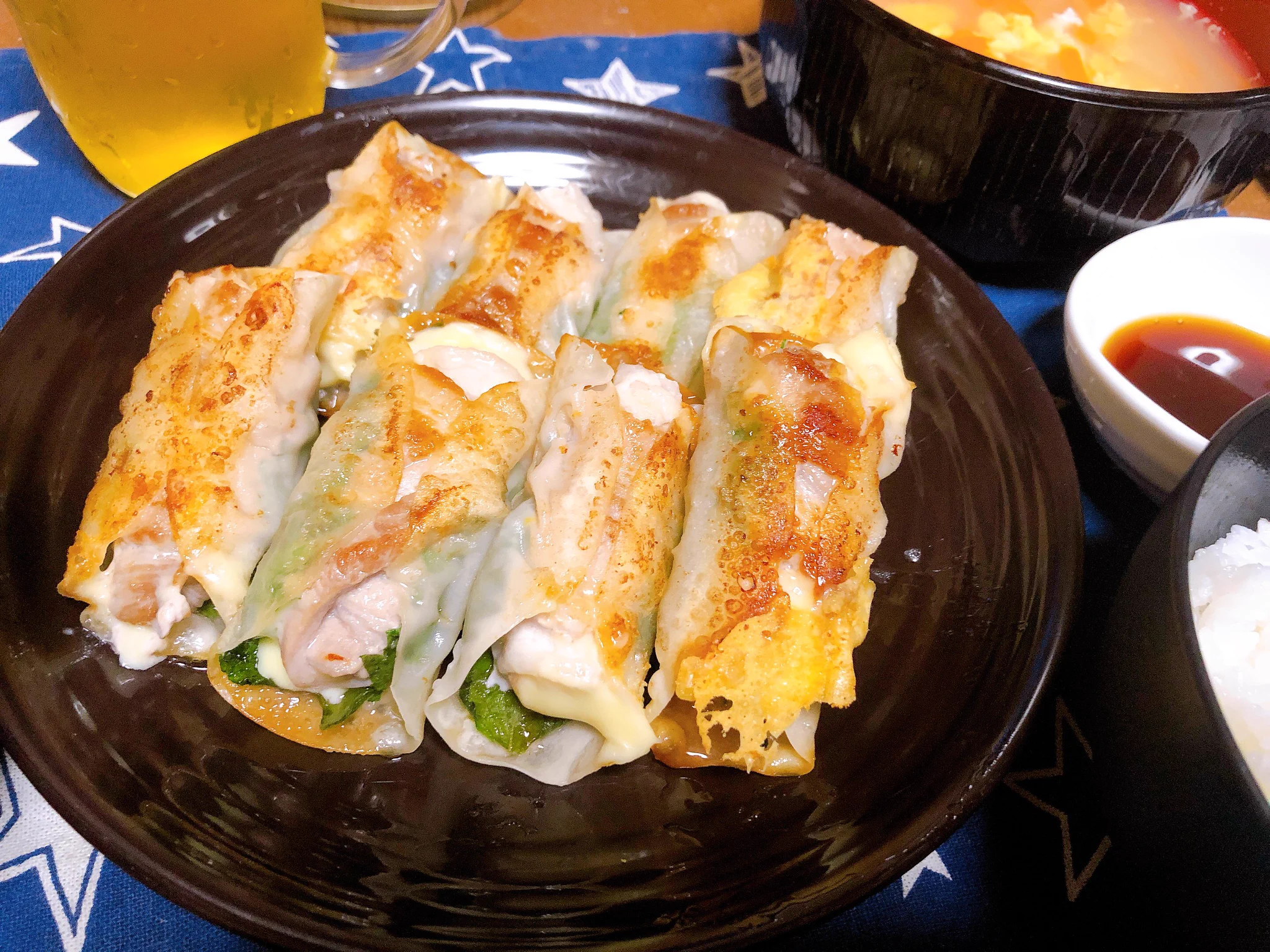 本日の飯テロ(꒪⌓꒪)
⭐️豚バラ大葉チーズ餃子🥟
とっても簡単‼️大葉とチーズと豚肉を巻いて揚げ焼きにするだけ🐷
⭐️玉ねぎと人参の中華スープ
⬇️⬇️⬇️レシピは⬇️⬇️⬇️
#おうちごはん 
#料理好きな人と繋がりたい 
#料理男子 
#料理写真  