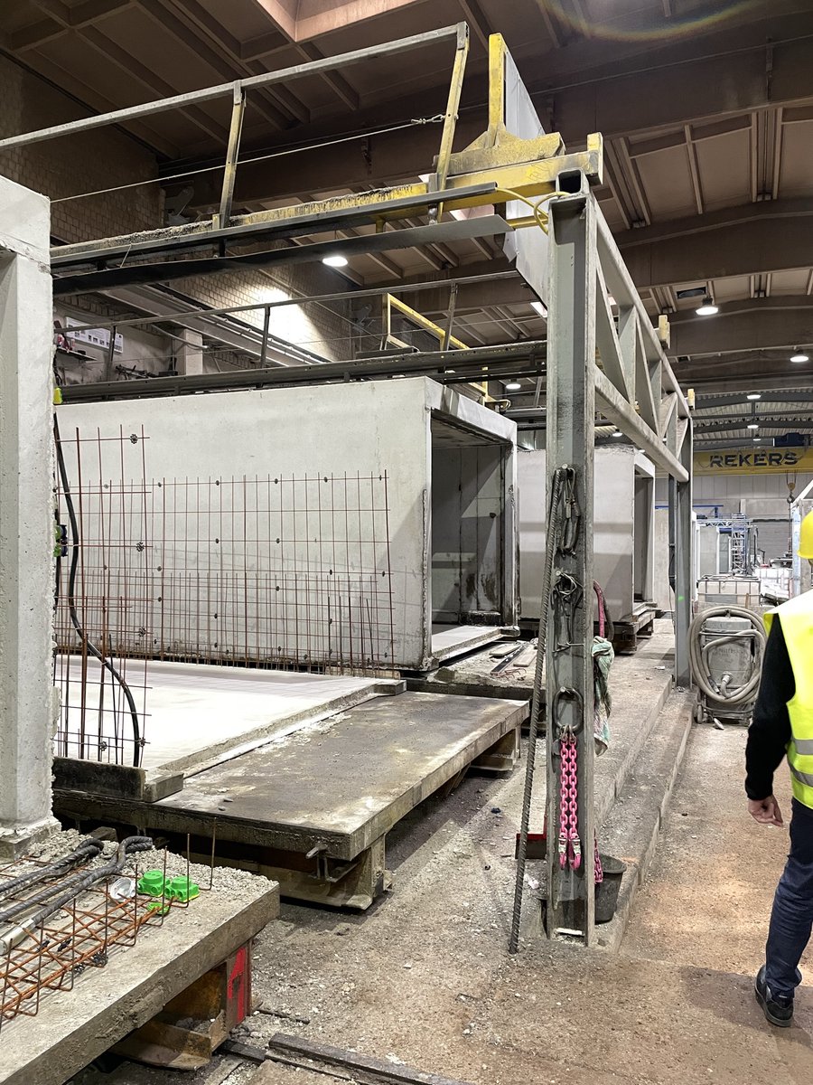 pnogaragebox's tweet photo. Werkbezoek aan de fabriek waar de boxen geproduceerd worden. Hoge kwaliteit prefab betonnen boxen voor onze uitbreiding in Schagen. Prachtig om te zien hoe dit proces in zijn werk gaat. https://t.co/YvIguibXIh