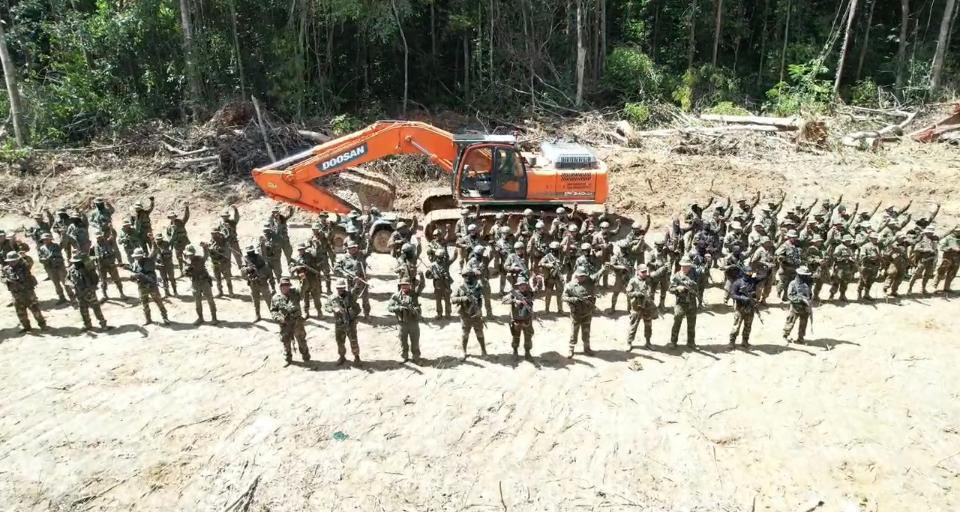 dhernandezlarez's tweet photo. FANB desplegada en la espesura de los bosques y selvas de Bolívar y Amazonas, en intervenciones legales contra la minería ilegal, trata de personas y narcotráfico. Serán destruidas todas las estructuras al margen de la ley, que atentan contra la seguridad y defensa de la nación ! https://t.co/X36SIs2NsA