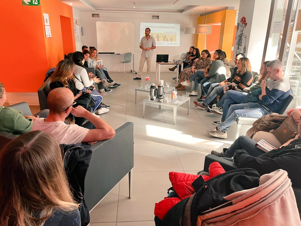 EsferaFundacion's tweet photo. Hemos celebrado con éxito el taller de 'Lenguaje y conducta', con la participación de numerosas #familias, reflexionando sobre las nuevas necesidades que presentan los pequeños

#talleresfamiliares #atencionterapeutica #infancia @laiz_sergio #lenguaje #conducta @EsferaFundacion https://t.co/SjGJr6RJi6
