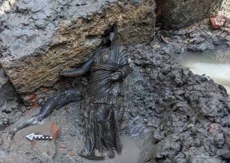 IbonPerezTV's tweet photo. Bombazo arqueológico. Encuentran 24 estatuas de bronce –algunas de un metro–etruscas y romanas en las termas de San Grasciano en la Toscana (Italia). Llevaban más de 2300 años bajo el agua y el lodo y están en perfecto estado. 
Es un descubrimiento que va a reescribir la historia https://t.co/vBqQGeMBmr