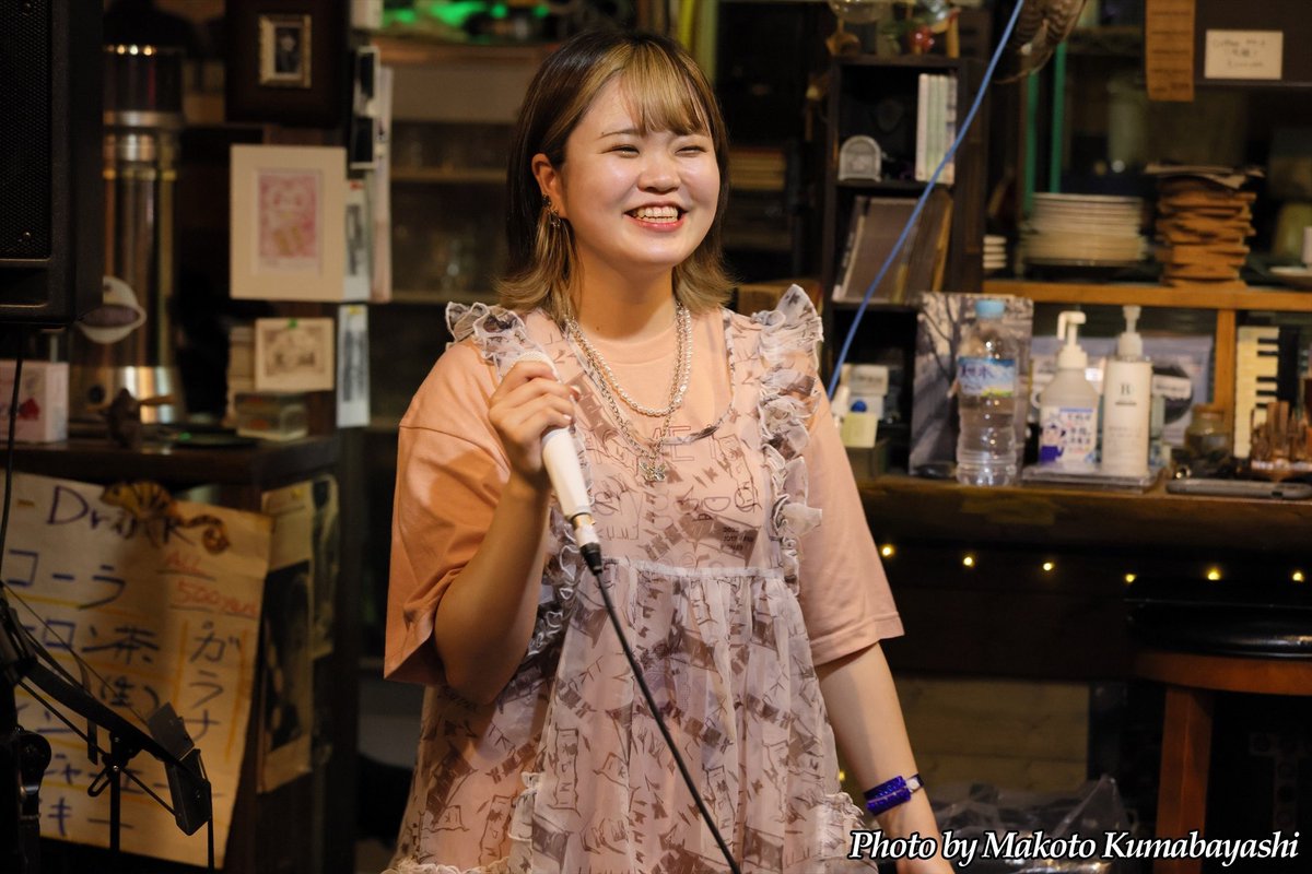 makkocchan_919's tweet photo. 【2022/9/17『HOME9 DAY1 』前田かのん @ ガッチャ】その2
会場は多くのお客さんと動画撮影スタッフ、そしてかのんさんとK助さんの熱気で熱かったので、時々外に出てました。外から撮ってみようと思い撮ったのも載せます!
#home9
#前田かのん
#makotos_photo
#オフィシャルカメラマン https://t.co/jUHaEIq5fy