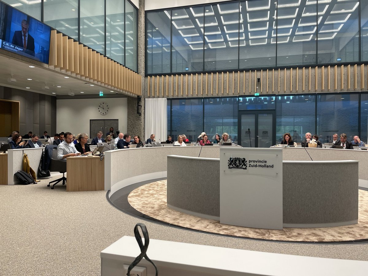 JaapSmitCdK's tweet photo. Vergadering @PSZuid_Holland over de najaarsnota 2022 en begroting 2023. Het debat over gemaakte en te maken keuzes in deze tijd van transities en grote kwesties die om oplossingen vragen waarin provincies een cruciale rol spelen! @zuid_holland @ipo https://t.co/o6RfS8cvLO
