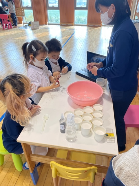 Grade 5s planned an engaging science lab for PreKs, Ks, and 1s! It was student-centered from beginning to end! Not only students shared knowledge, but also demonstrated curiosity, communication, collaboration, and critical thinking!