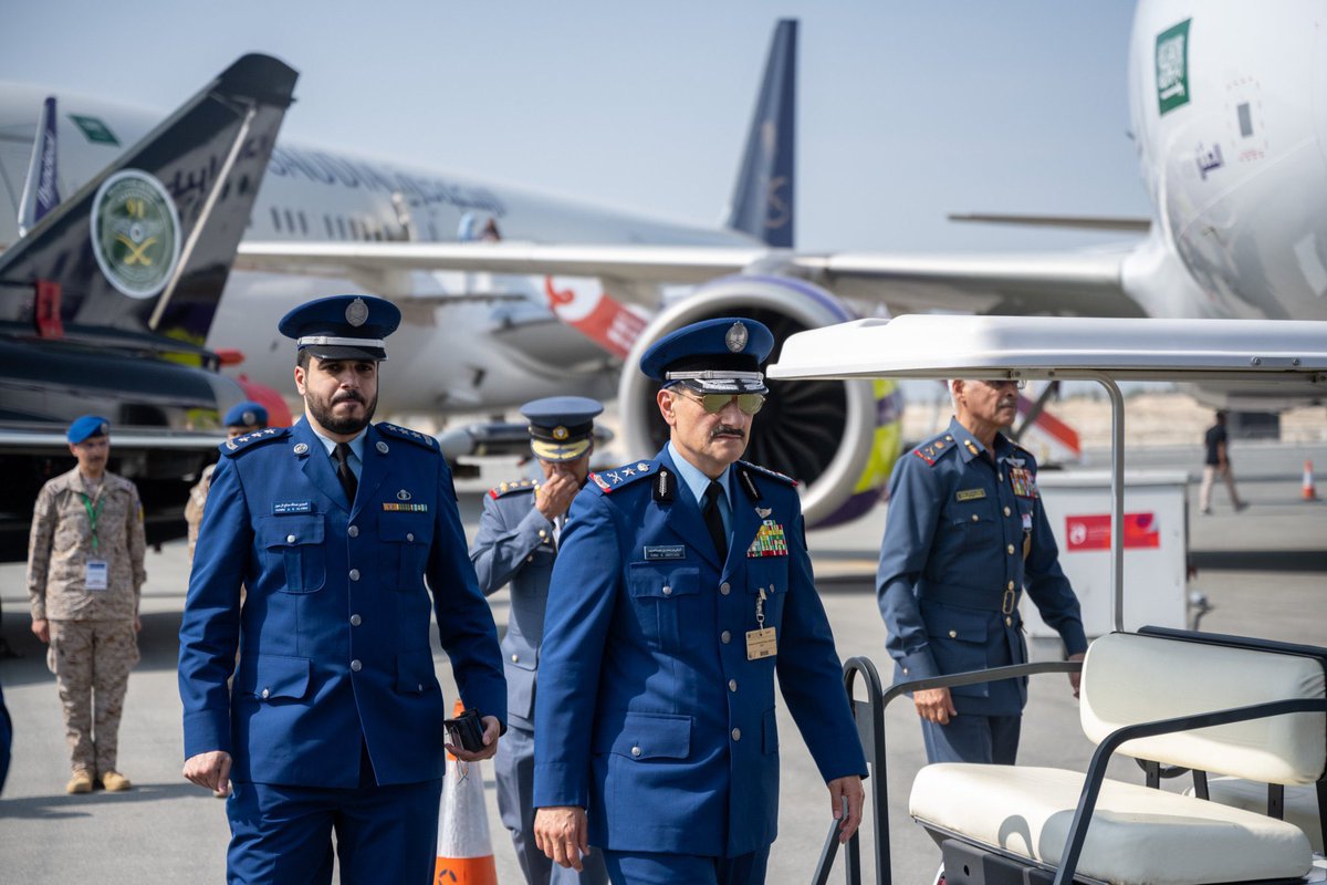 saudia_aviation's tweet photo. 🇧🇭✈️
صاحب السمو الملكي الأمير الفريق الركن تركي بن بندر بن عبدالعزيز قائد القوات الجوية الملكية السعودية، يلتقي بمدير عام #مجموعة_الخطوط_السعودية المهندس إبراهيم العُمر، ويزور جناح المجموعة المشارك في #معرض_البحرين_الدولي_للطيران 💚✈️ https://t.co/Fl7Hhc5lBm