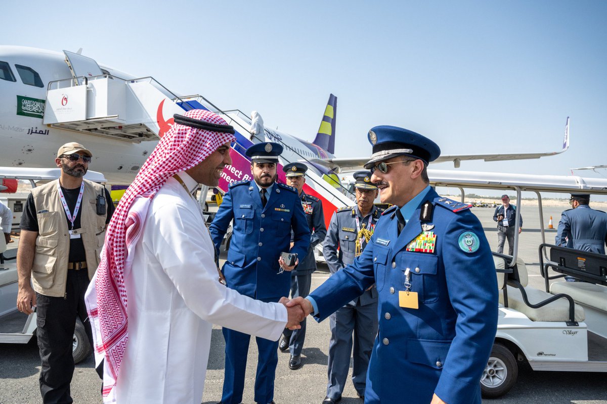 saudia_aviation's tweet photo. 🇧🇭✈️
صاحب السمو الملكي الأمير الفريق الركن تركي بن بندر بن عبدالعزيز قائد القوات الجوية الملكية السعودية، يلتقي بمدير عام #مجموعة_الخطوط_السعودية المهندس إبراهيم العُمر، ويزور جناح المجموعة المشارك في #معرض_البحرين_الدولي_للطيران 💚✈️ https://t.co/Fl7Hhc5lBm