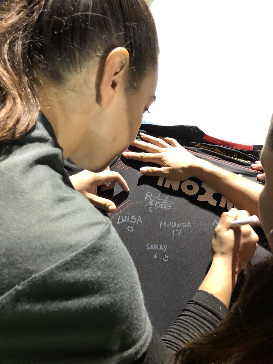 CiudadDeMurcia's tweet photo. Ayer nuestras jugadoras de Primera Nacional firmaron la camiseta del sorteo de @LasculpaSS @estadio_directo 🥳❤️🖤 https://t.co/1TLsvc4zDg