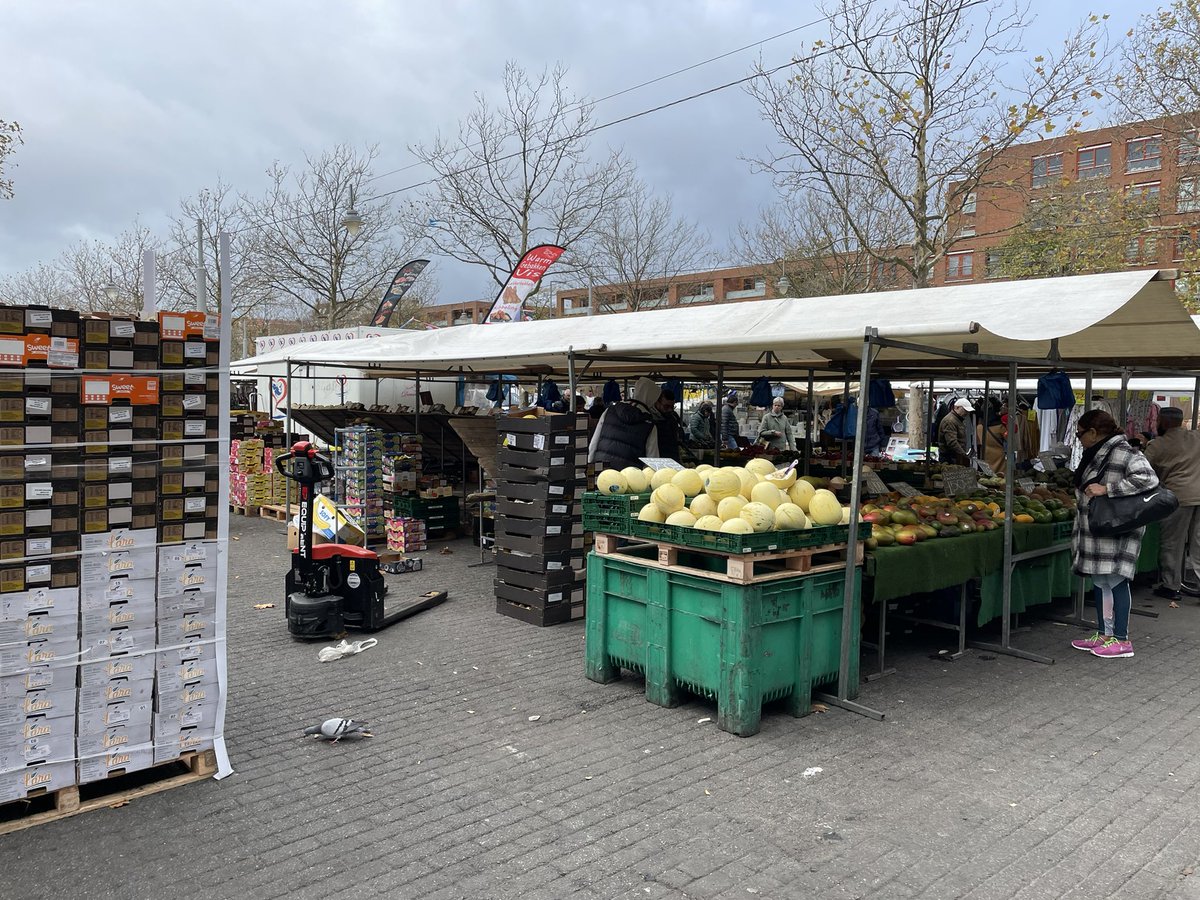 Vanochtend langs het Afrikaandermarkt grondstoffen station geweest. Dit jaar zijn daar al vele tonnen afval verwerkt van de markt. Goed voor een schone stad en goed voor het hergebruik van grondstoffen.