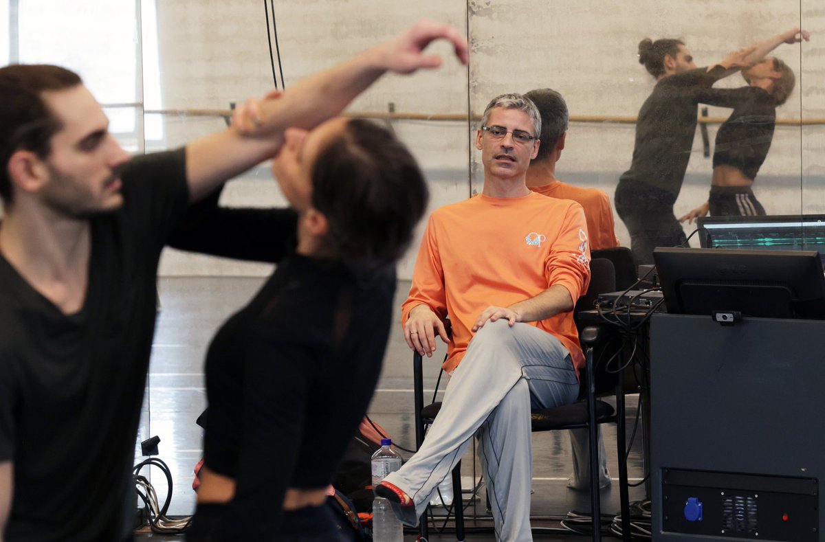 Sinds enkele weken is de Spaanse choreograaf Gustavo Ramirez Sansano druk aan het repeteren met de dansers in de studio’s aan de Vijfzinnenstraat aan onze nieuwe voorstelling 𝘊𝘢𝘳𝘮𝘦𝘯.𝘮𝘢𝘲𝘶𝘪𝘢. Tournee: 10 december t/m 17 februari 2023. Tickets: introdans.nl/carmen/