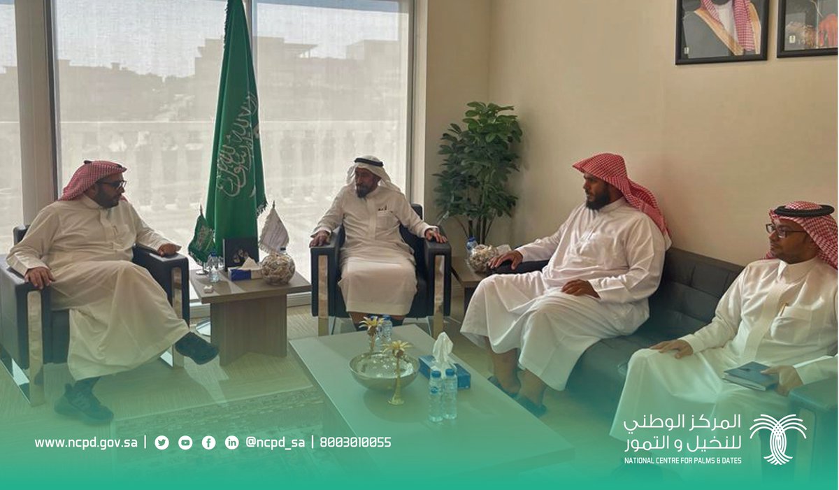 التقى سعادة الرئيس التنفيذي لـ #المركز_الوطني_للنخيل_والتمور د. محمد النويران الأستاذ إبراهيم الجاسر الأمين العام لجمعية الغاط والأستاذ عمر الملحي أحد المشاركين في مهرجان الرياض للتمور.