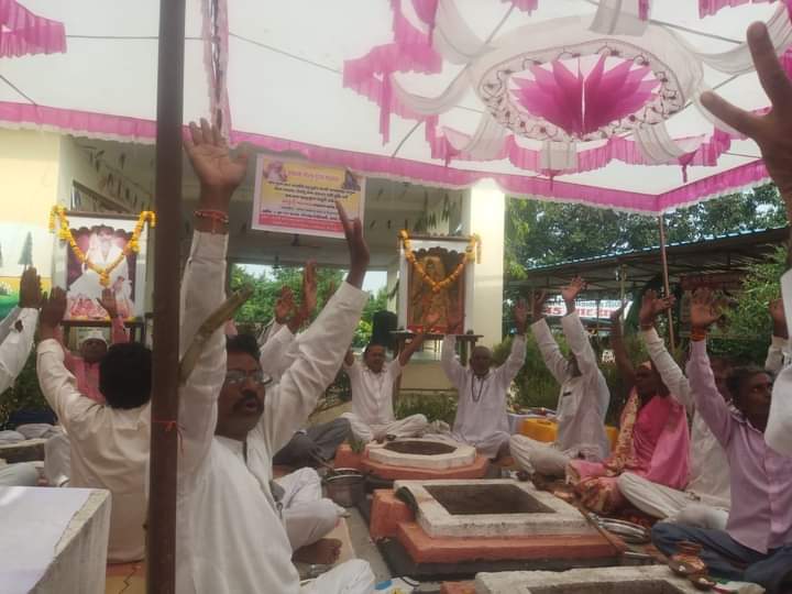 Asharamjiashram's tweet photo. #YogVedantSevaSamiti द्वारा सेवाकार्य~

जूनागढ़~60 हजार से अधिक भक्तजनों में भंडारा व सत्साहित्य वितरण।

दाहोद~पूज्यश्री के उत्तम स्वास्थ्य व दीर्घायु हेतु सवा लाख महामृत्युंजय मंत्रबजप हवन व महाप्रसाद वितरण।

बेंगलुर, सावरकुंडला, अमरेली~सेवाकार्यों की न्यूज़ कवरेज । https://t.co/MajwTTxHuQ