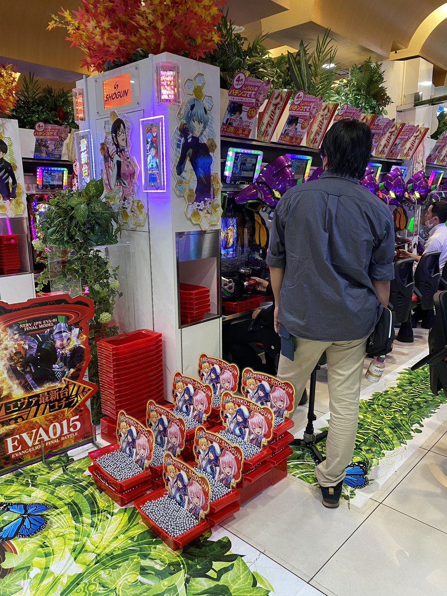 MEGAMIX_pachi's tweet photo. お待たせしました。vol.6が搬入されました。今回の動画では出演者の誰かがエヴァでこんな事になってます（しかも一撃）。

さ〜て誰でしょう？　答えは発売日の14日にて❗️

https://t.co/9cKyNTZmNC https://t.co/IsGs8dSL1j