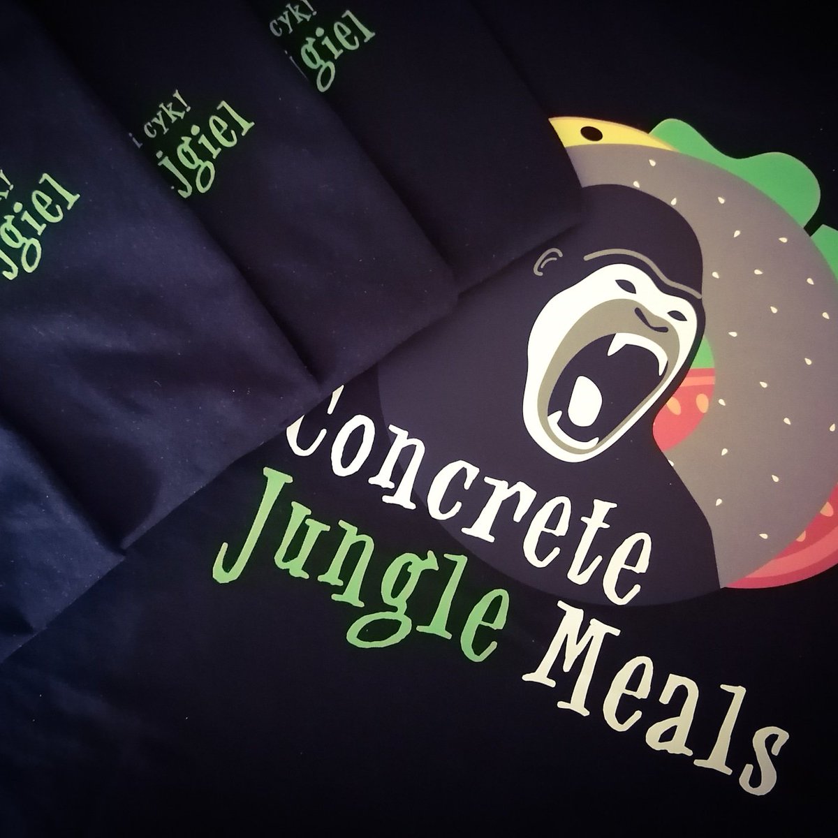 Patryk_PNG's tweet photo. Koszulki z nadrukiem DTF dla ekipy z Foodtrucka Concrete Jungle Meals 

#slaskie #kato #katowice #dtf #koszulki
#koszulkiznadrukiem #tshirtprinting #tshirt
#grafika #foodtruck #restaurant #druk #poland #bluzka #design #model #tshirtdesign #fashion #streetstyle  #food #truck https://t.co/rj9PTcORXy