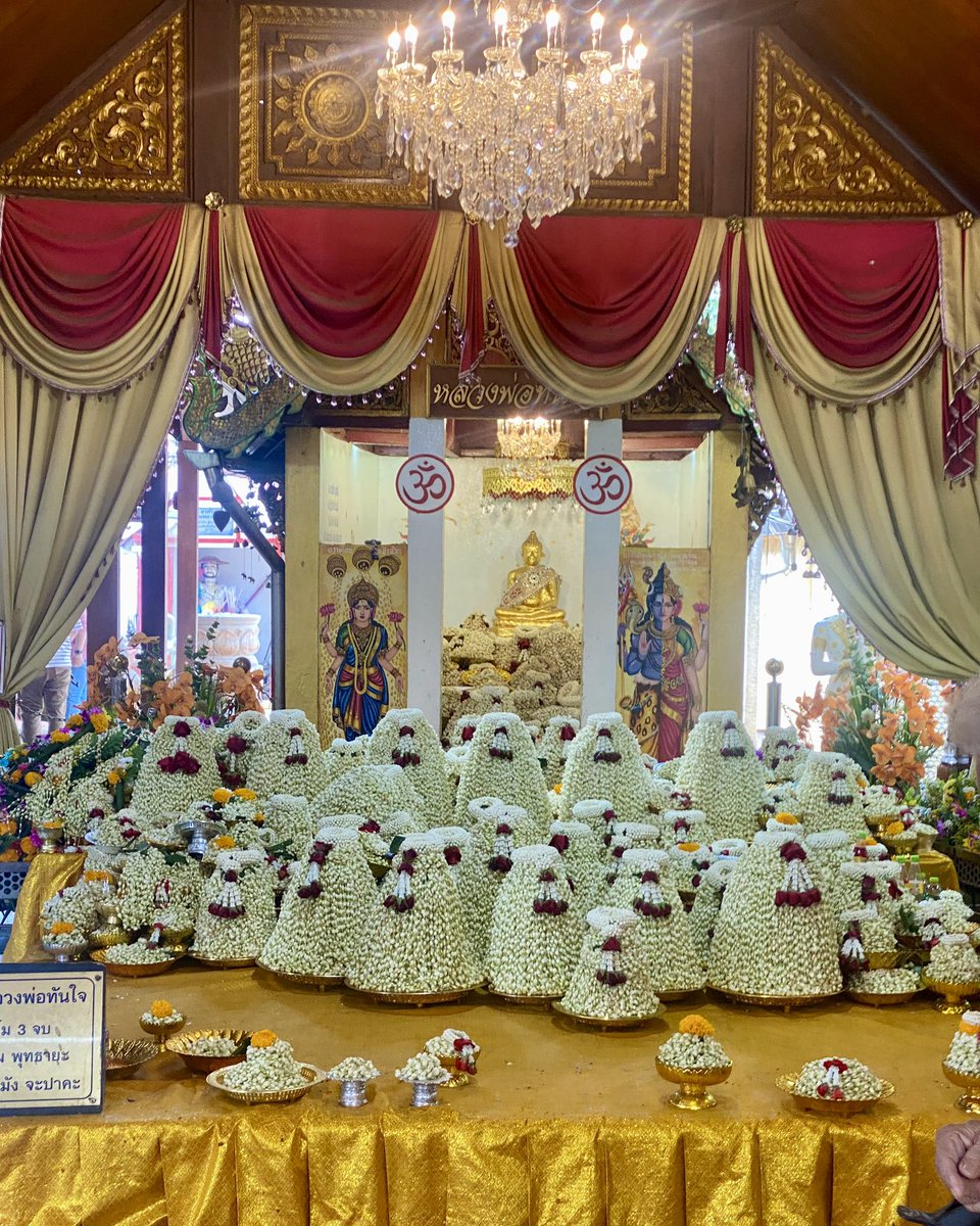 มาถ่ายรายการที่ #เชียงใหม่
ทำงานเรียบร้อย ก่อนกลับมีเวลาไหว้พระขอพร “พระเจ้าทันใจ” วัดพระธาตุดอยคำ 🙏🏼
ขอให้ทุกคนมีความสุข สำเร็จตามที่หวังตามที่ตั้งใจครับ ☺️