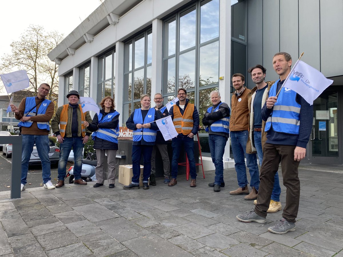DJV_NRW's tweet photo. 💪 Warnstreik in #NRW! Solidarische Grüße an die Streikenden aller #Rundfunkanstalten in ganz #Deutschland! #DJVStreik https://t.co/LzRX3EEWQ8