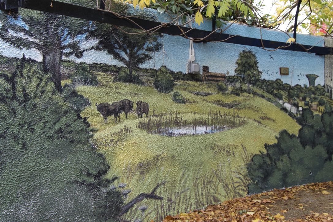 UniversityLeeds's tweet image. Following the painting from left to right you will be able to see:

🌳 New woodlands with bison and lynx reintroduced and stork nesting areas

💨 Wind turbines

🌧️ Bodington Field Natural Flood management site

🌱 Allotments (Urban Farming) and Vineyards (Yorkshire champagne)