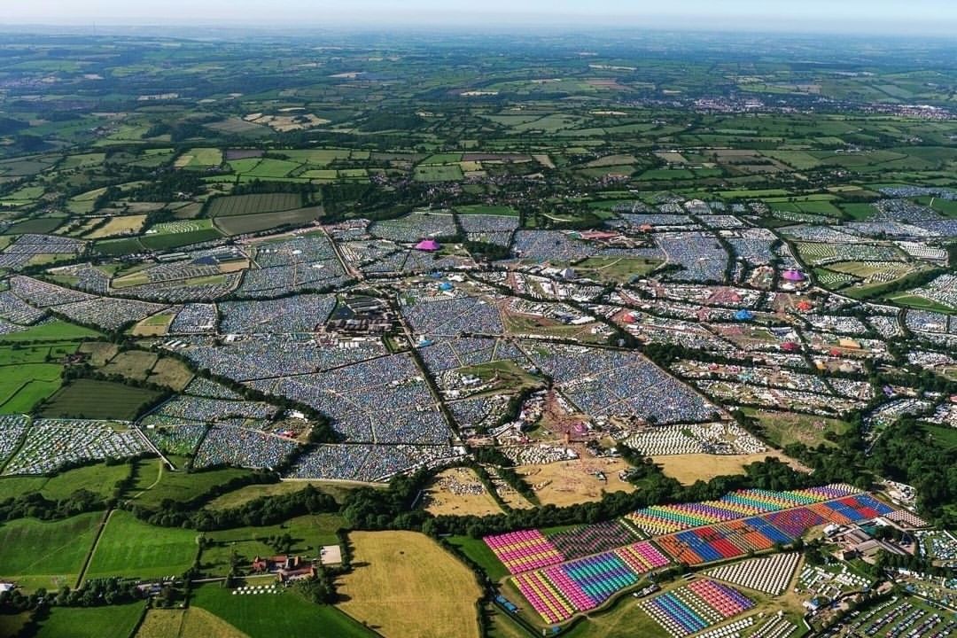 GlastoFestFeed's tweet photo. The picture above👆was captured on the 19th of June 2022 (3 days ahead of the gates opening to the public)… 

The picture below, however, was taken midst festival by André Pattenden in 2019 - while #Glastonbury was sailing full steam ahead…👇 https://t.co/J84MJoExPx